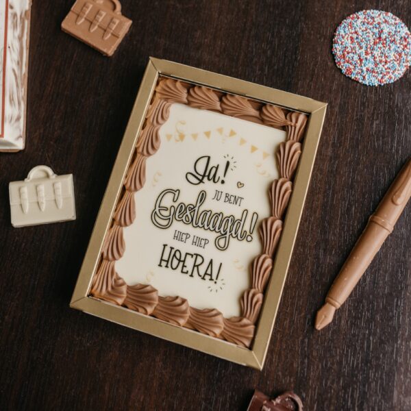 Chocolade geslaagd afbeelding met tekst in vensterdoos