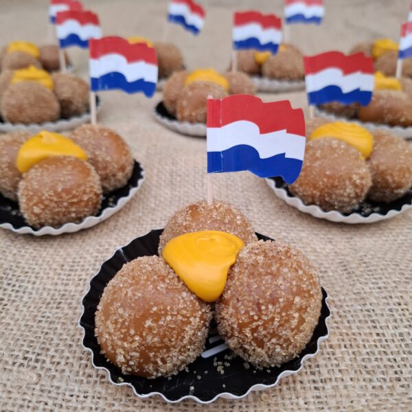 Marsepein bitterballen met mosterd