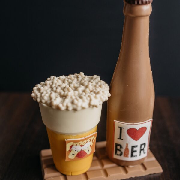 Chocolade biertje met bierglas op reep