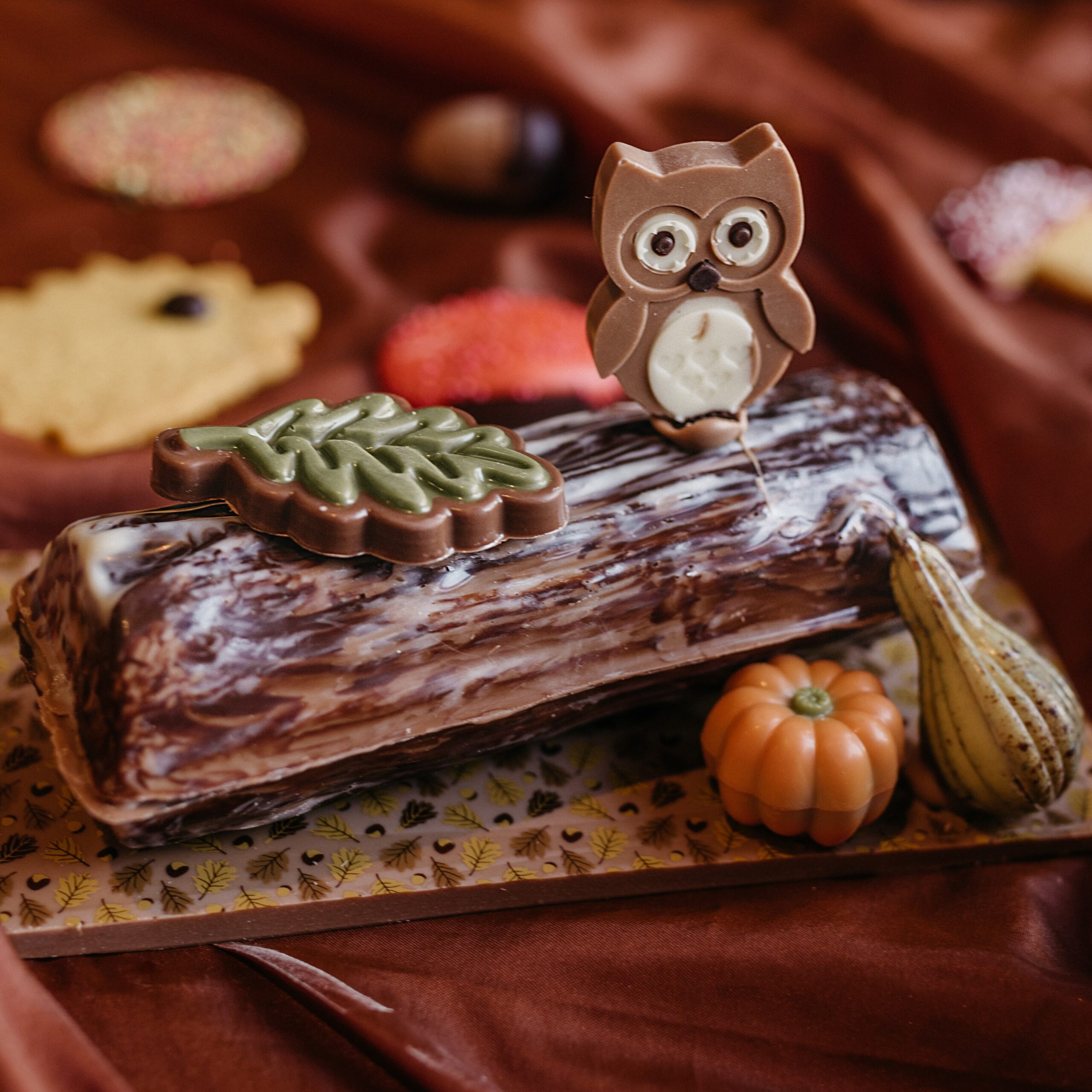 chocolade boomstam met herfst decoratie