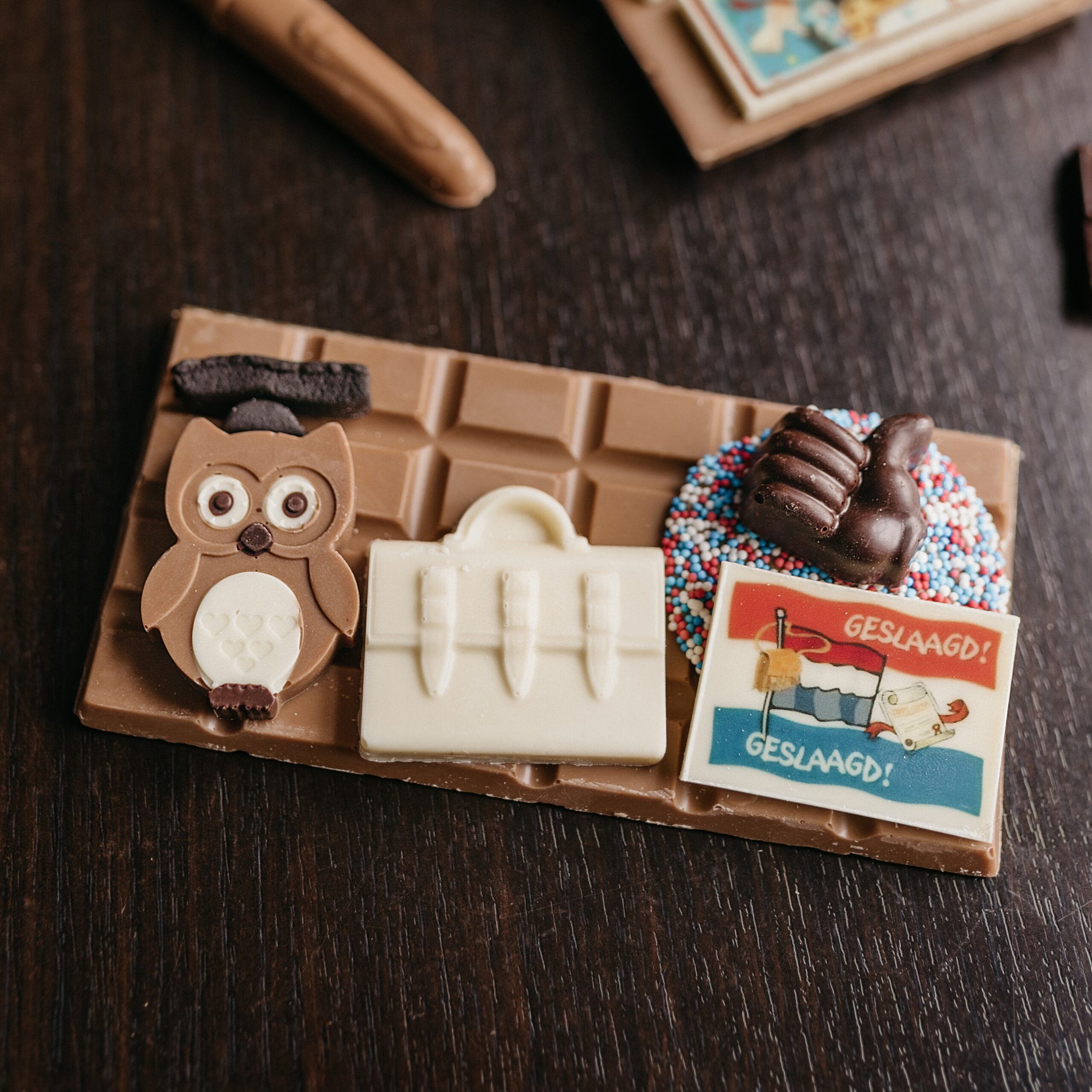 Chocoladereep met een wijze uil en geslaagd decoratie (klein)
